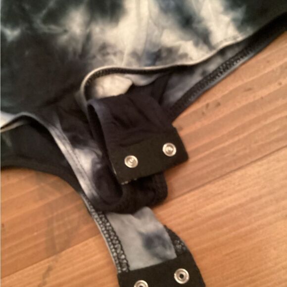 LE LIS SIZE LARGE BLACK AND WHITE TIE DYE ONE SHOULDER SHORT SLEEVE BODYSUIT - Picture 6 of 8